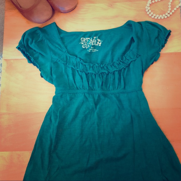 Beautiful green top with tie in back - Picture 1 of 2